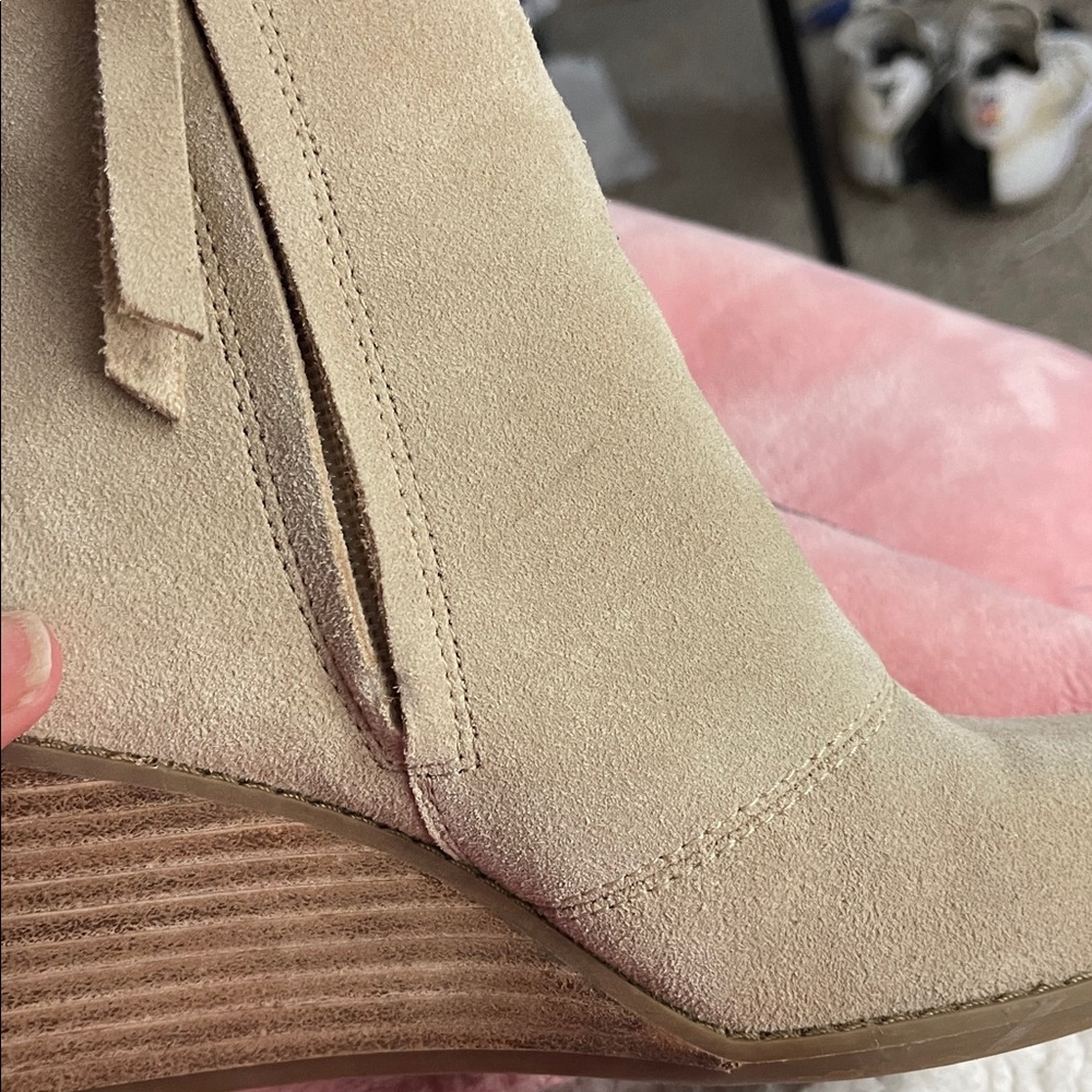 TOMSβ tan suede Wedge Booties 5.5